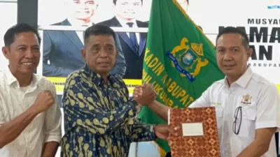 Syahruni Haris menerima bendera KADIN Bulukumba